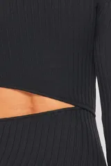 Vestido largo negro de punto acanalado, con un hombro descubierto, manga larga en un brazo, abertura lateral alta y corte ajustado.