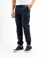 Pantalón cargo estilo jogger color azul marino, con cintura elástica ajustable con cordón, bolsillos laterales con solapa y puños elásticos en los tobillos.