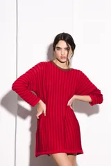 Vestido corto tipo sweater de punto color rojo con cuello redondo marrón y mangas largas.