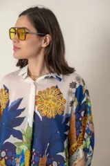 Camisa italiana de viscosa estampada con diseño abstracto en tonos azul, amarillo y verde sobre fondo natural, de corte irregular y mangas 3/4.