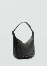 Bolso negro tipo hobo de efecto piel con tachuelas doradas, asa de hombro ajustable con hebilla y cierre de cremallera.