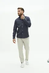 Camisa de manga larga color beige, de corte clásico y fit regular.