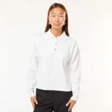 Sweater blanco de punto con cuello polo, manga larga y tres botones dorados.