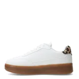 Zapatillas deportivas blancas con cordones, detalle de animal print en el talón y suela gruesa color caramelo.