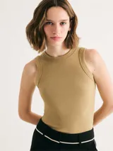 Musculosa color beige de tela acanalada, con cuello redondo y sisas anchas.