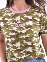 Remera negra con estampado de estrellas blancas y texto amarillo.