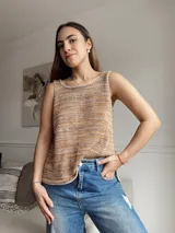 Musculosa de punto con diseño de rayas horizontales en tonos beige, marrón y blanco.