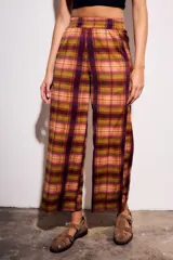 Pantalón de tiro medio y calce recto, confeccionado en poliéster con estampado de cuadros escoceses en tonos burdeos, mostaza, verde oliva y rosado.