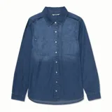 Camisa de denim azul de manga larga con cuello clásico, cierre frontal con botones y dos bolsillos con solapa en el pecho.