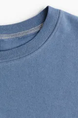 Remera celeste de algodón con cuello redondo y mangas cortas. Estampado frontal con el nombre de la banda Blondie y una foto de la banda en blanco y negro.