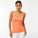 Musculosa de punto acanalado color salmón, con escote redondo.