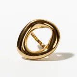Anillo dorado con forma ovalada y hueca.