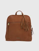 Mochila Hush Puppies color caramelo, con cierre superior y bolsillo frontal con cierre. Incluye asa de mano y correas ajustables para los hombros. Tiene un adorno de flecos colgando de un lateral.