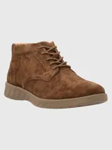 Bota de caña media color marrón de gamuza, con cordones y suela plana.