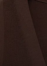 Chaleco de punto fino color marrón, con cuello de pico y cierre frontal con botones. Presenta un diseño recto sin mangas con tirantes anchos.