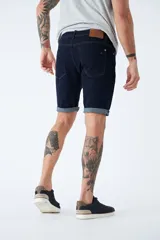 Bermuda de jean azul oscuro con logo bordado, bolsillos, cremallera, cierre y pasa cinto.