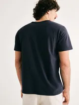 Remera azul marino de corte slim y mangas cortas.