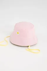 Gorro tipo bucket de color rosa con cordones amarillos y bordado de margarita blanca en el frente.