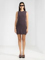 Vestido corto de punto color celeste, sin mangas y de corte ajustado.