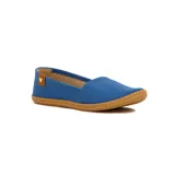 Zapatilla casual Moleca color azul con diseño calado y suela marrón.