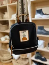 Mochila negra de nylon con grifa bordada, correas combinadas y detalles de cordones.