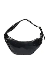 Cartera tipo hobo color bordó de cuero sintético, con cierre superior y asa regulable. Decorada con ojales metálicos plateados.