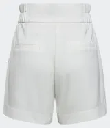Bermuda blanca de poliéster con cintura elástica, cierre con cremallera y botones, y bolsillos laterales.