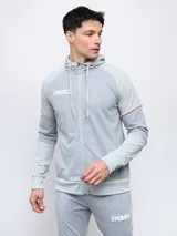 Campera con capucha Umbro de piqué, color gris con mangas negras y logo bordado en blanco.