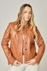 Campera de cuero color marrón con cuello clásico, cierre frontal con botones metálicos, dos bolsillos con solapa en el pecho y corte entallado.