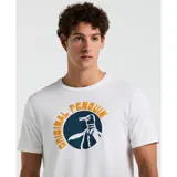 Remera blanca de manga corta con cuello redondo y estampado central del logo de Original Penguin en azul marino y amarillo.