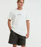 Bermuda masculina color verde oscuro, confeccionada en tejido Ripstop. Presenta cintura elástica con cinturón incorporado y bolsillos laterales.