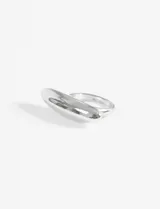 Anillo plateado con diseño ovalado, confeccionado en cobre.
