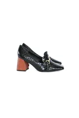 Zapato mocasín negro con estampado de cocodrilo, detalle metálico dorado y tacón geométrico de madera.