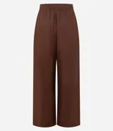 Pantalón wide leg marrón de sarga, con cintura alta, elástico, lazo y frisos delanteros.