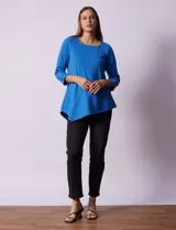 Blusa verde en tejido acanalado, marca Ruby Rd. Largo de mangas ¾ con abertura y botones. Terminación de ruedo asimétrico.