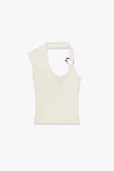 Top blanco de tejido rib con escote asimétrico, manga sisa y tirante ancho con aplicación de pieza metálica dorada.