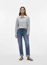 Jean recto de tiro medio, color azul denim medio, con puños doblados en el bajo.