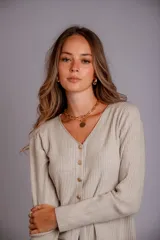 Blusa de morley elastizado color beige, de calce ajustado y mangas largas.