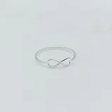 Anillo de plata 925 con diseño de infinito.