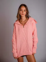 Sweater de punto color rosa con cuello polo y cierre metálico.