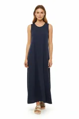 Vestido largo azul marino sin mangas, de corte recto y cuello redondo.