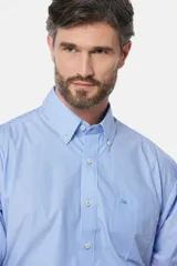 Camisa celeste a rayas verticales, de manga corta, con cuello abotonado, bolsillo en el pecho y logo bordado.