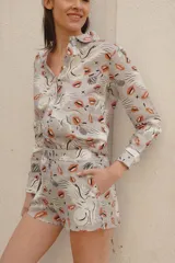 Short gris con estampado de besos y lobos, de lino y algodón, con cintura elástica.