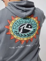 Canguro con capucha color crema, con bolsillo tipo canguro, puños y cintura acanalados. Estampado en el pecho con el logo de la marca y un diseño de sol.