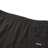 Short de baño negro con cintura elástica ajustable con cordón.