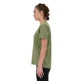 Remera deportiva verde oliva de manga corta, con logo reflectivo de New Balance en el pecho.