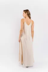 Vestido largo de satén color gris oscuro, con breteles finos y escote en V.