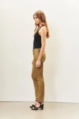 Jean slim color dorado metalizado, de tiro medio y largo al tobillo.