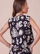 Top sin mangas de algodón, color verde con estampado tropical en tonos claros.