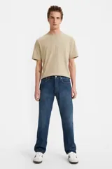 Pantalón de jean azul oscuro, de corte recto, con tiro medio y cierre de botones.